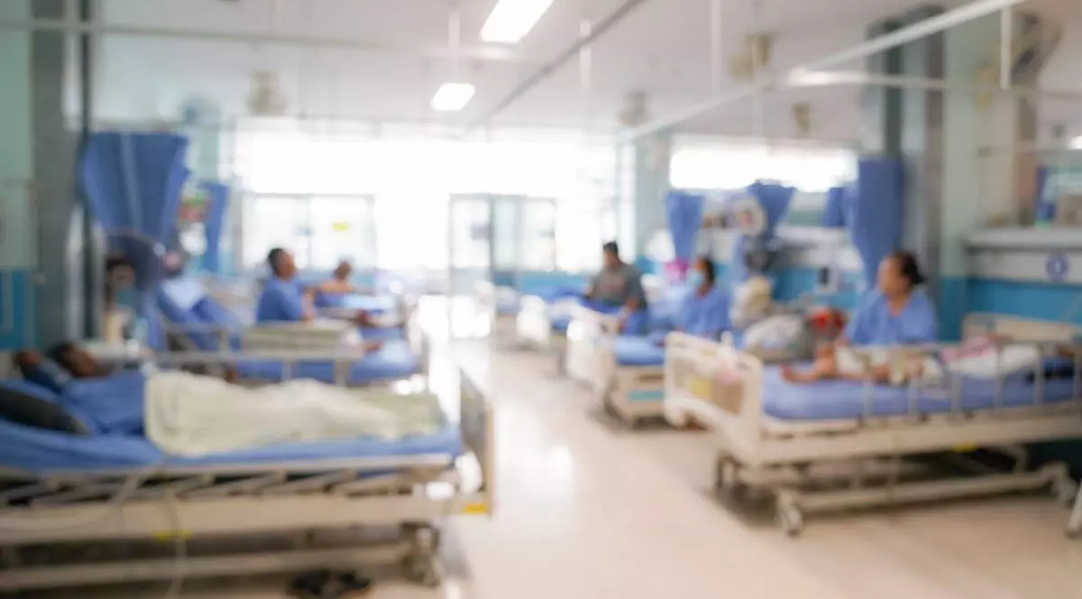 Pacienți internați în spital, paturi de spital aliniate față în față