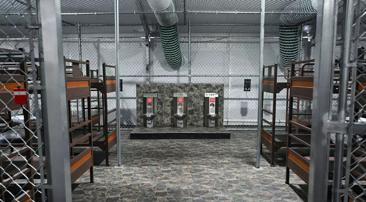 Imagine cu paturi și toalete din înhcisoarea „Alcatrazul aligatorilor”