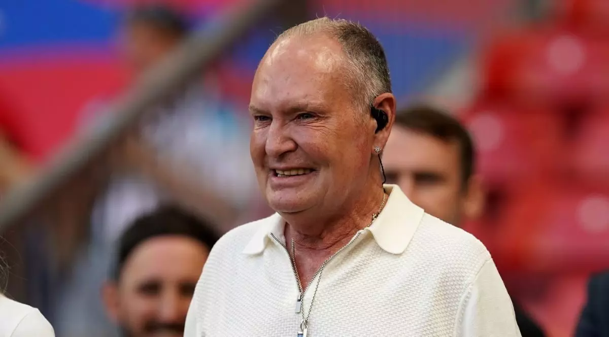 Fostul jucător al Angliei, Paul Gascoigne, in tricoul alb, zâmbind, înaintea meciului din Grupa C de calificare la UEFA Euro 2024, disputat pe Old Trafford, Manchester. 19 iunie 2023.