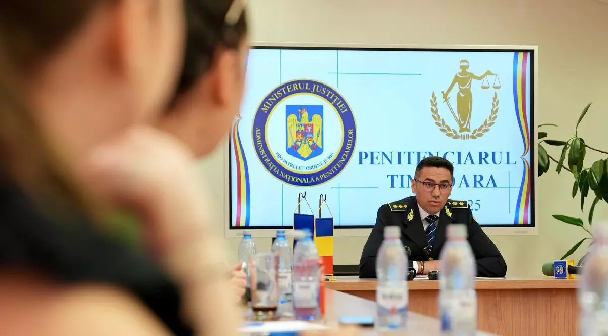 Un comisar de poliție vorbește în cadrul unei conferințe de presă