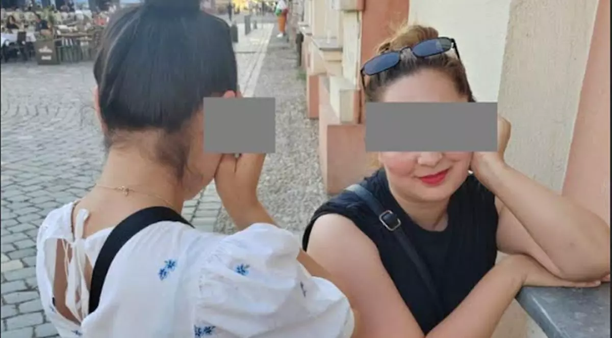 O femeie tânără fotografiată cu fața și alta cu spatele, având ochii blurați, prinse la cerșit în Timișoara