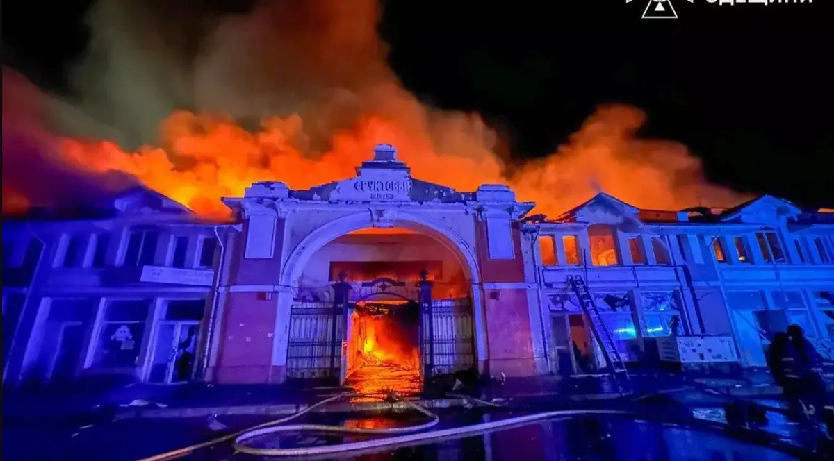 Piața emblematica Privoz arde în urma unui incendiu, după un atac cu drone rusești în noaptea de 24 iulie 2025, la Odessa