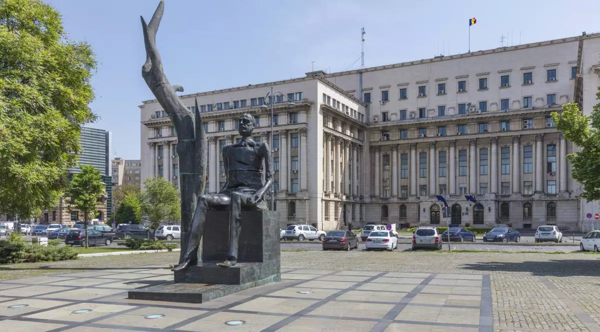 Piața Revoluției din București și parcarea din fața Ministerului de Interne