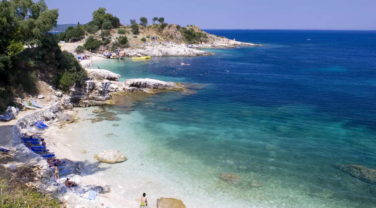 Imagine cu o plajă mică și cu apă lângă Kassiopi, Grecia