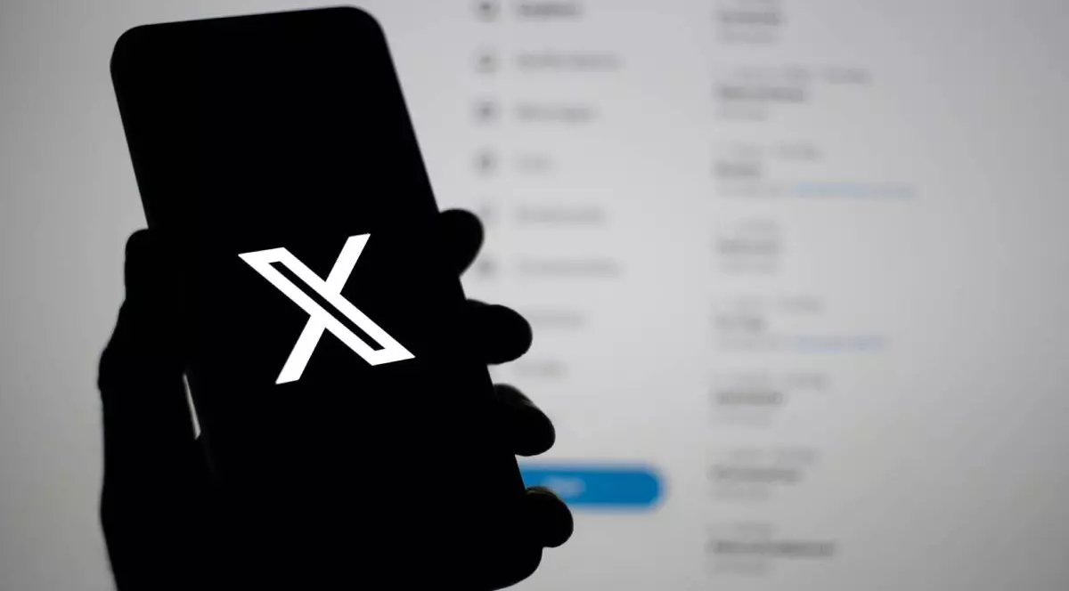 Un telefon mobil pe care se vede interfața platformei X deținută de Elon Musk
