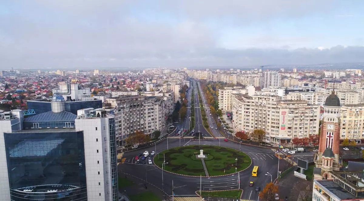 Centrul Ploieștiului fotografiat din dronă, se vede ceața la marginea orașului