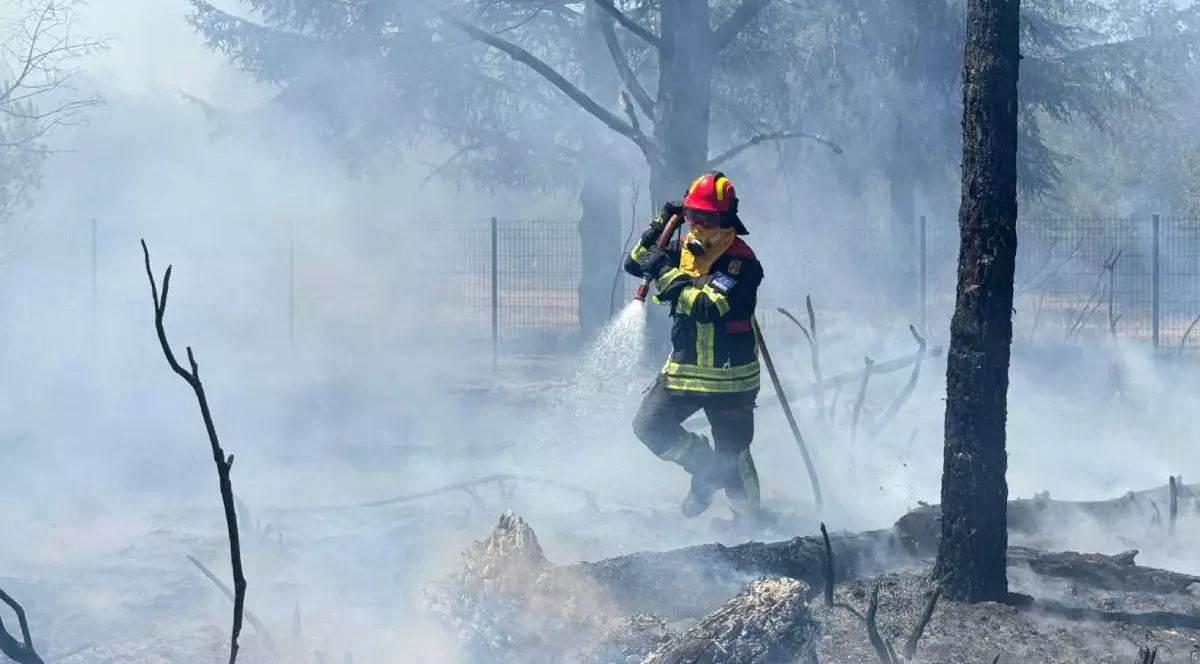 Imagine cu un pompier român care intervine la un incendiu din Franța, în iulie 2025