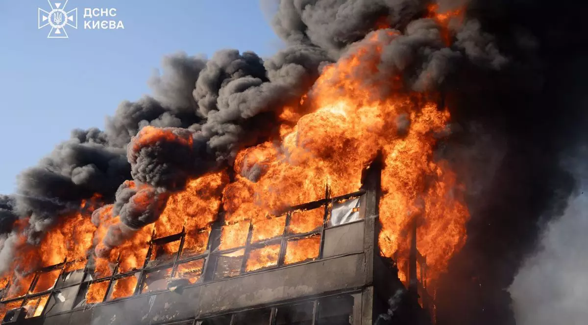 O clădire în flăcări în Kiev, după un atac de amploare al Rusiei în Ucraina, 9-10 iulie 2025