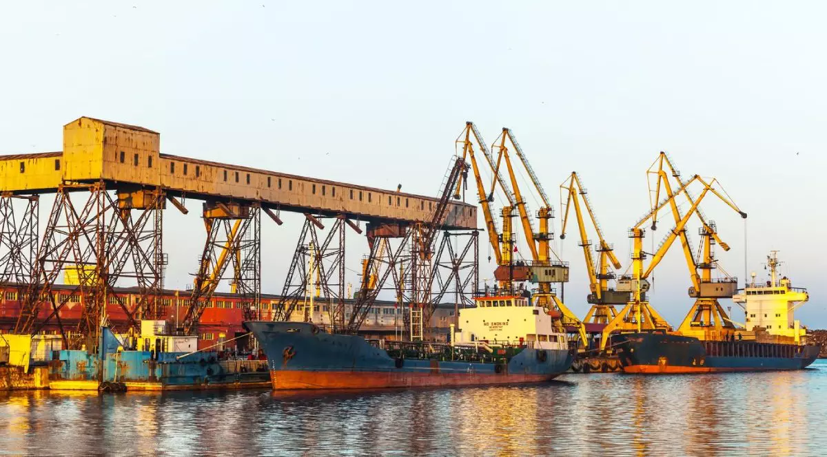 Dou[ nave staționează în portul Constanța, România, și sunt încărcate. Se vad macarale in fundal