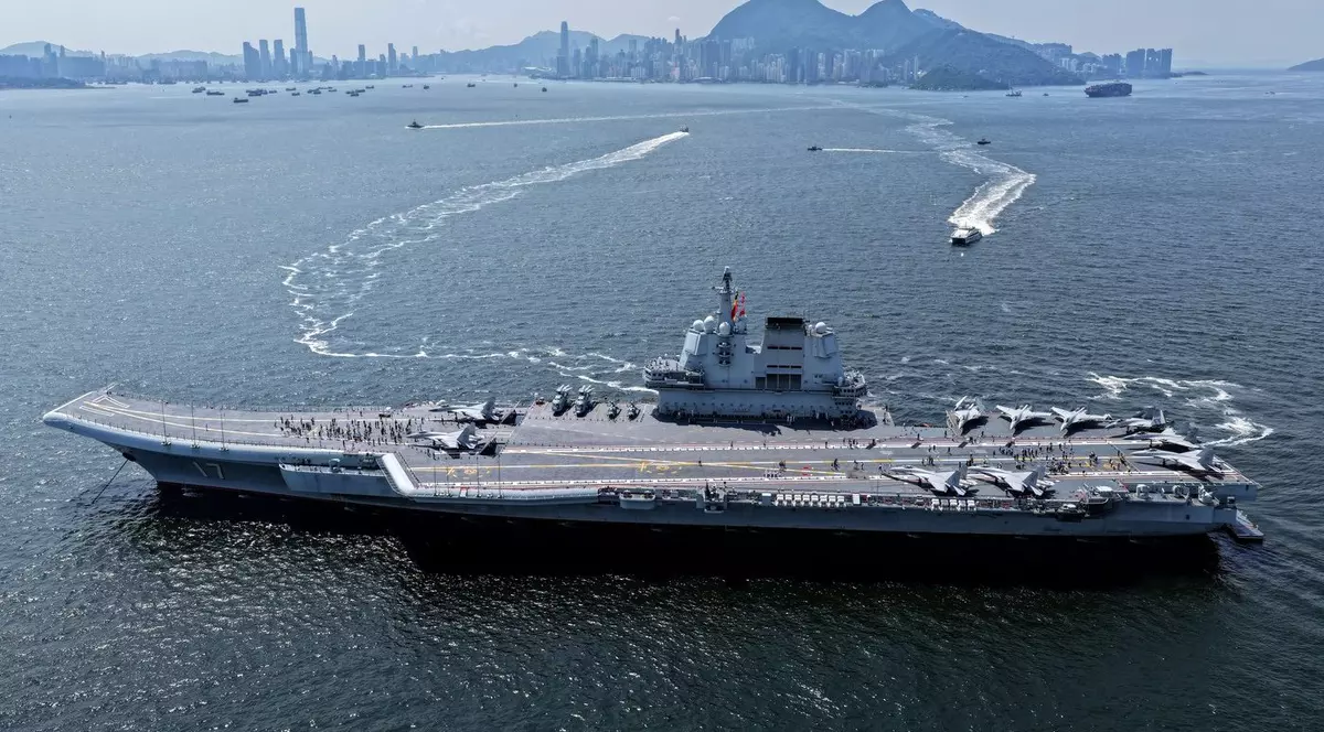 Portavionul Shandong, surprins în largul Hong Kongului Foto: Profimedia