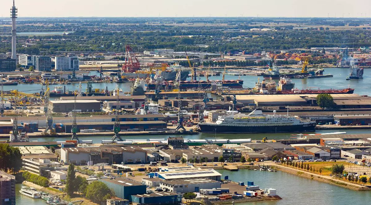 În imagine se vede portul din Rotterdam, cel mai mare din Europa, cu navele ancorate