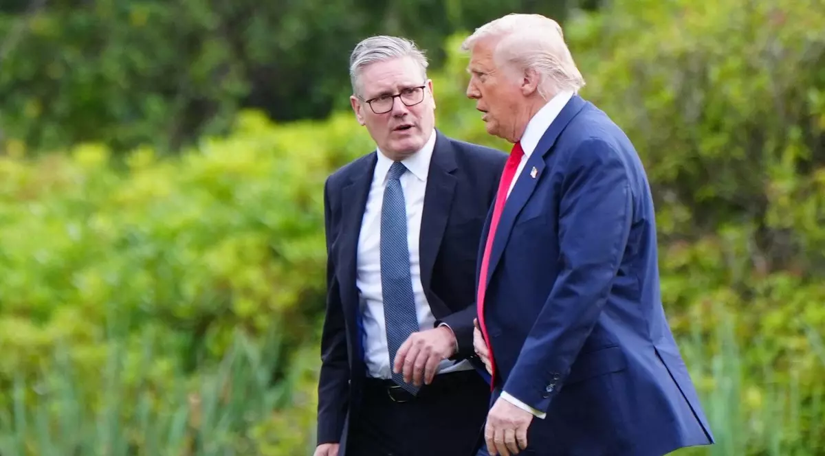 Premierul britanic Keir Starmer (stânga) și președintele american Donald Trump (dreapta) vorbesc la terenul de golf Turnberry, Scoția Foto: Profimedia
