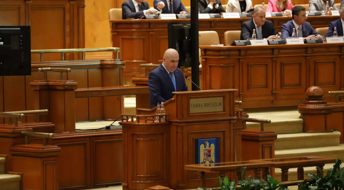 Premierul Ilie Bolojan în fața Parlamentului.Foto Dumitru Angelescu