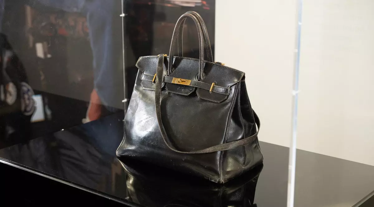 Imagine cu prima geantă Birkin expusă la Sotheby's Paris - iulie 2025