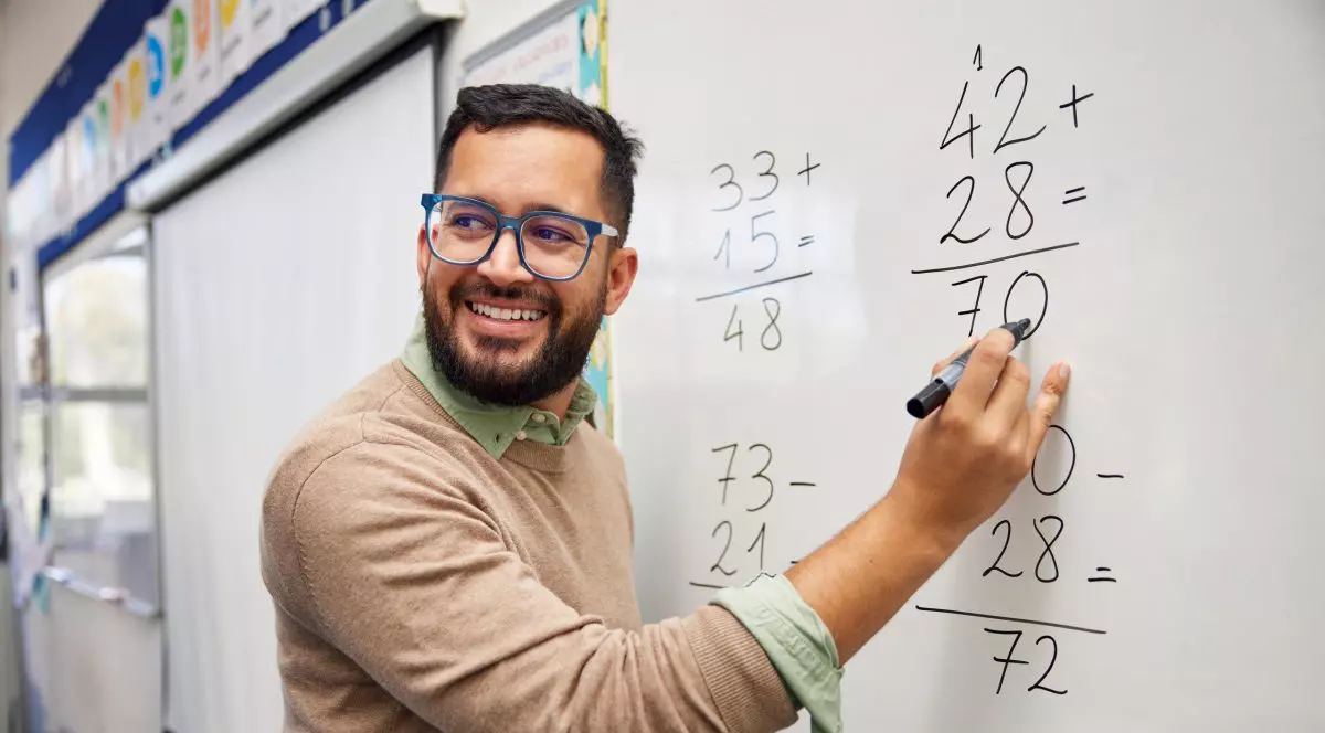 profesor de matematică la tablă rezovând un exercițiu