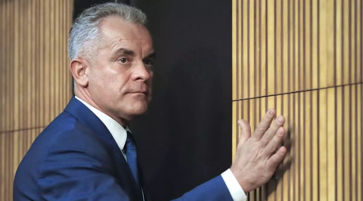 Vladimir Plahotniuc pleacă după ce a acordat o declarație de presă la Chișinău, Moldova, duminică, 24 februarie 2019.