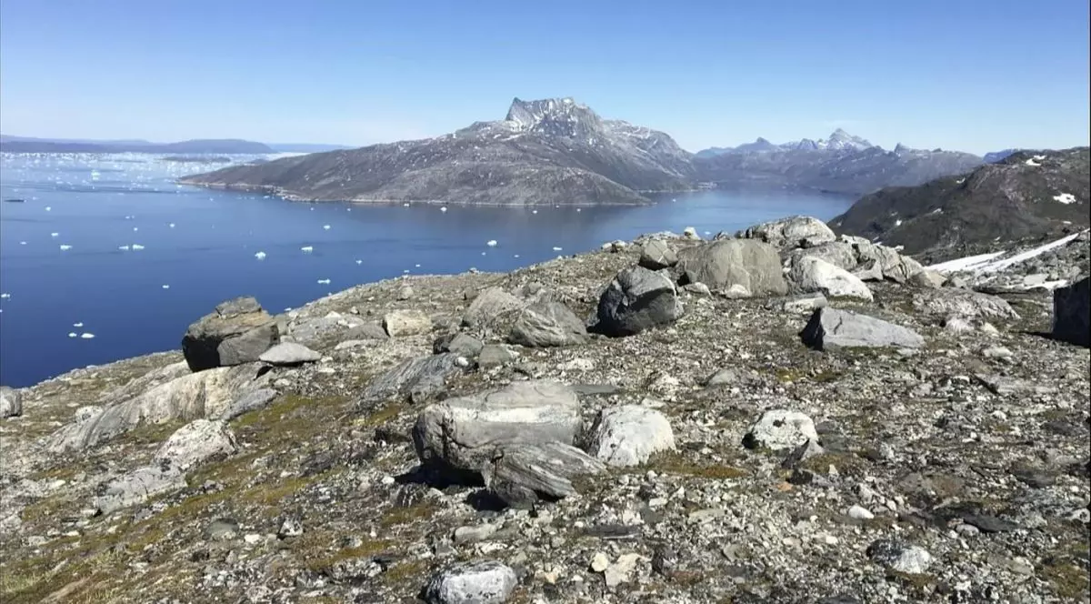 Bucăți mici de gheață plutesc în apă în fiordul Nuuk din Groenlanda, 15 iunie 2019