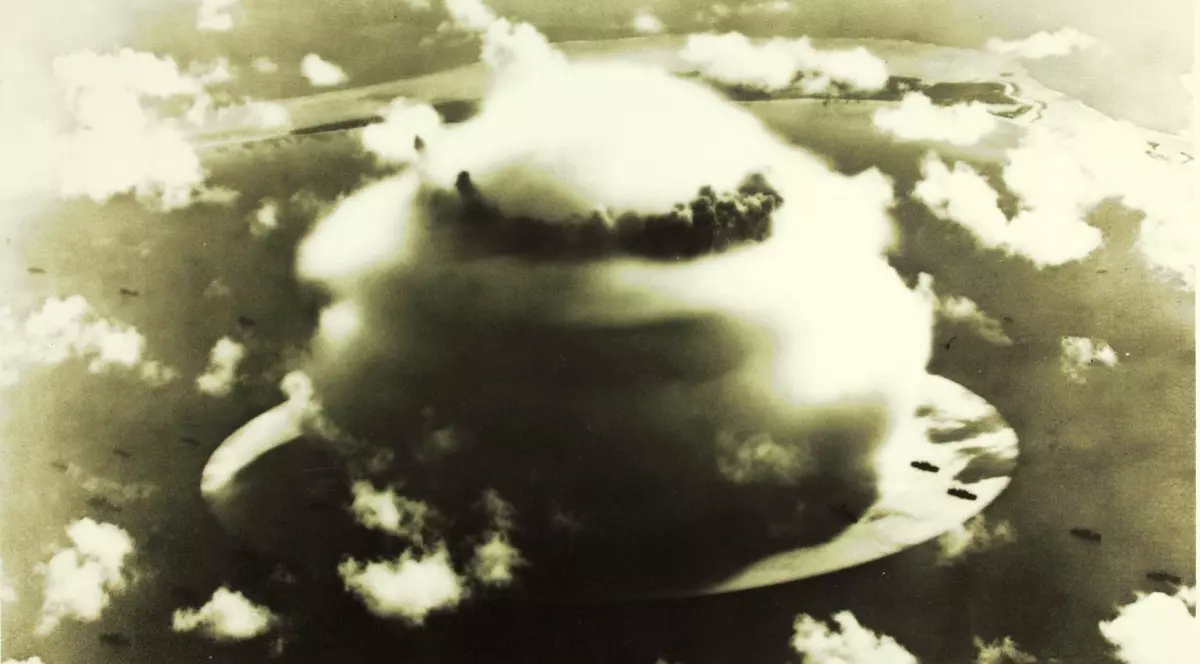 ciuperca atomica rezultata in urma unui test cu bomba atomica in 1941. fotografie este alb-negru