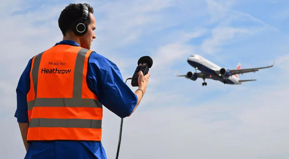 Un controlor de zbor observă de la sol cum decolează un avion de pe aeroportul