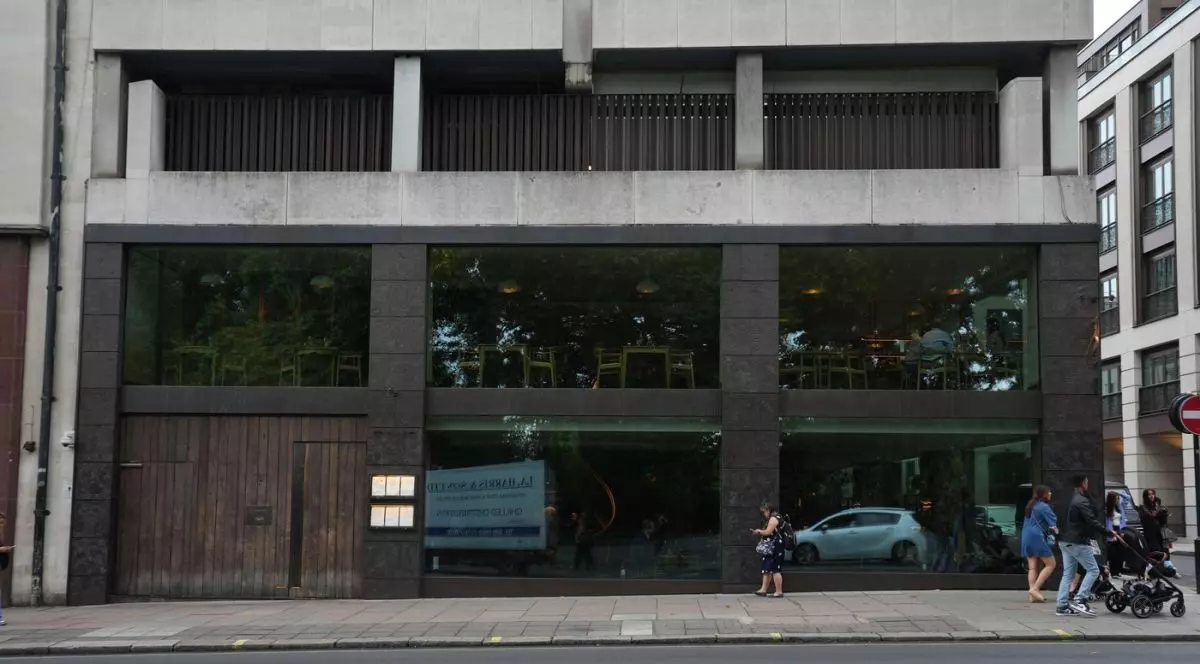 Restaurantul Hide din Londra văzut din exterior, pe lângă care trec o femeie și o familie cu copii mici în cărucioare, iunie 2025