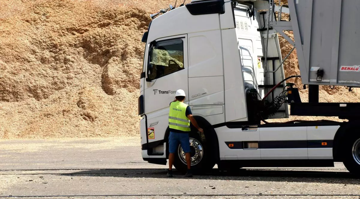 Un TIR este oprit pe o șosea din Franța, în timp ce șoferul a coborât din cabină și verifică o roată, iulie 2025