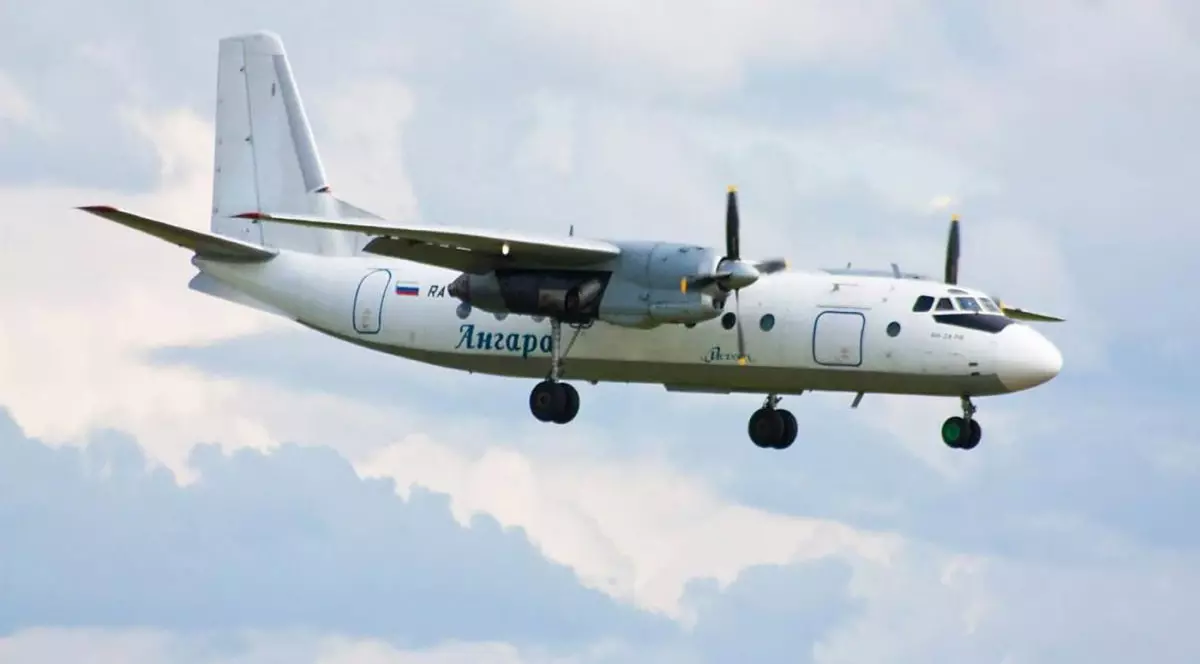 Un avion de pasageri An-24 se pregătește să aterizeze pe un aeroport din Rusia, iunie 2024