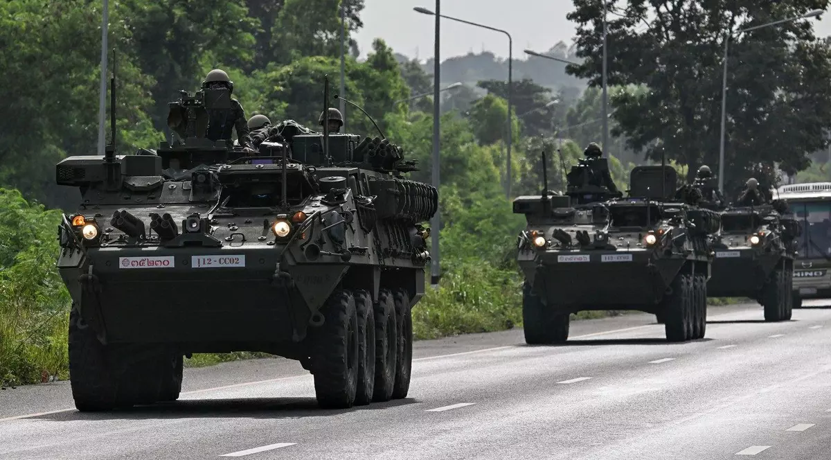 Soldați ai Armatei Regale Thailandeze sunt fotografiați pe trei vehicule blindate pe o șosea din provincia Chachoengsao, pe 24 iulie 2025.