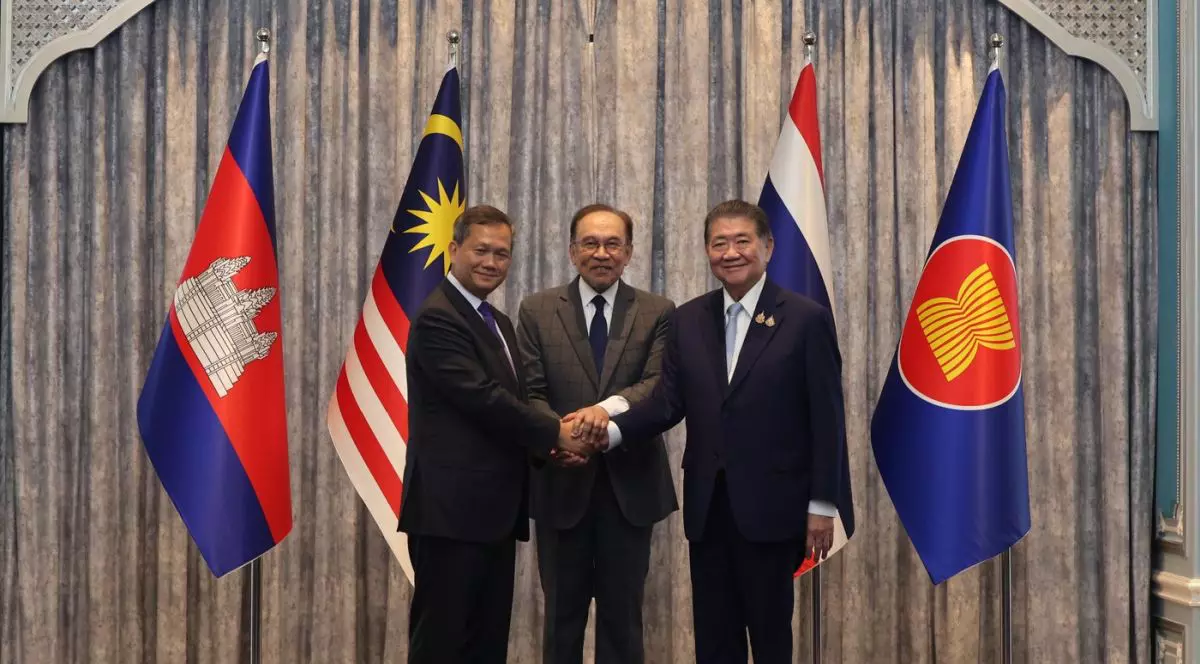 Prim-ministrul malaezian Anwar Ibrahim, prim-ministrul cambodgian Hun Manet și prim-ministrul interimar al Thailandei, Phumtham Wechayachai, își dau mâna în Putrajaya, Malaezia, pe 28 iulie 2025