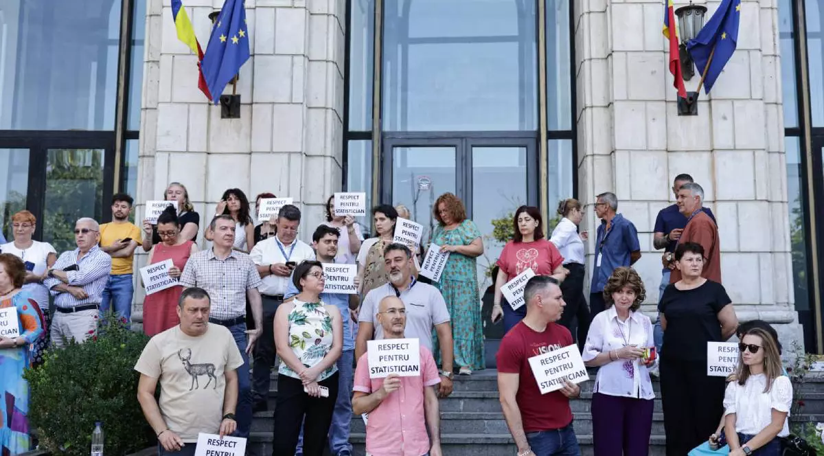 Angajații din cadrul Instititului Național de Statistică protestează miercuri în București, în fața Institutului