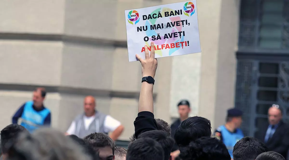Mai multi profesori, membri ai sindicatelor din Educatie, dar si elevi, participa la un protest in fata prefecturii judetului Timis, luni, 29 mai 2023, in Timmisoara.