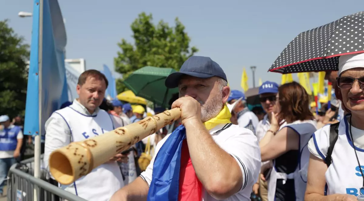 Sibdicalist din învățământ protestează în fața Palatului Parlamentului și suflă într-o vuvuzea