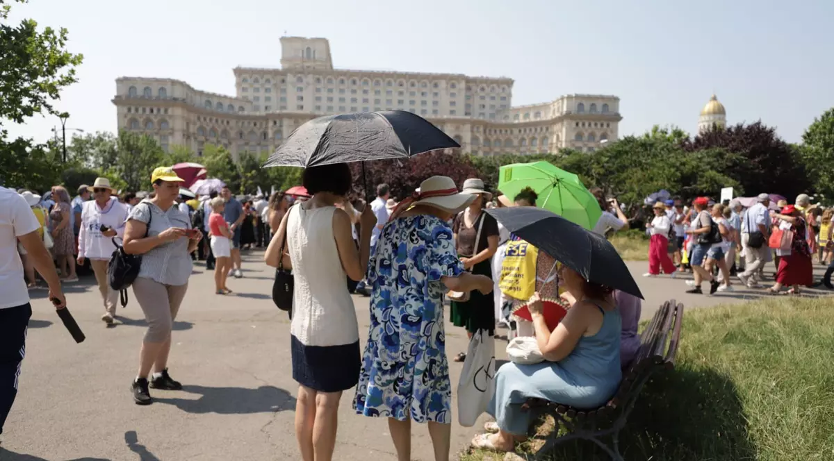 Protest al sindicaliștilor din educație în fața Parlamentului