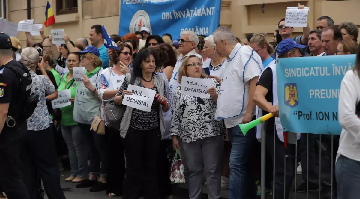 Mai mulți oameni protestează în fața Ministerului Educației - 30 iulie 2025