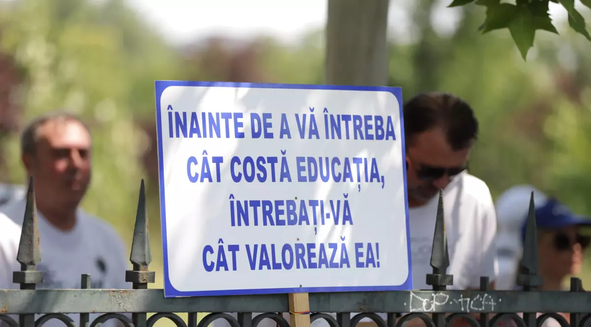 Sindicaliști din educație care protestează în fața Palatului Parlamentului.