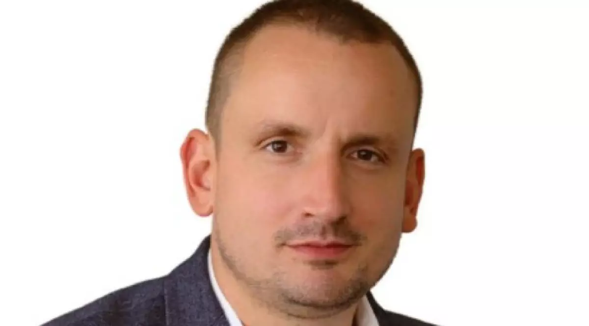 Raul Gutin îmbrăcat intr-un costum albastru
