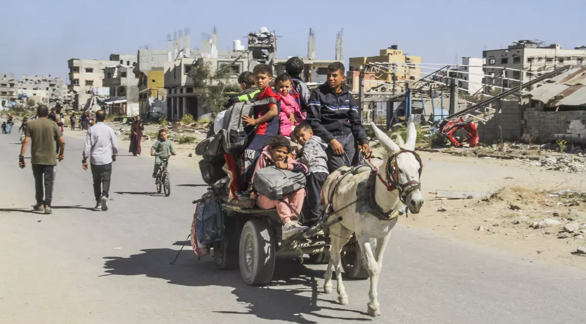 Palestinienii strămutați fug cu familiile și bunurile lor după ce armata israeliană a primit ordin de evacuare a părții de nord a Gazei, în mijlocul unei operațiuni militare israeliene, în Jabalia, în nordul Fâșiei Gaza