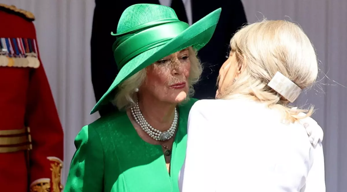 Regina Camilla și Brigitte Macron în timp ce se sărută