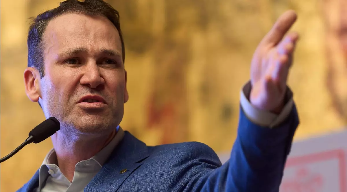 Robert Negoiță, primarul Sectorului 3, ține un discurs la conferința electorală a Bucureștiului.