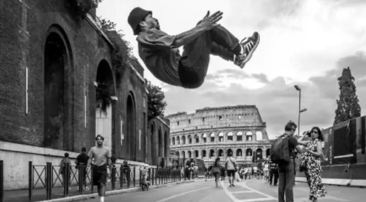 Atletul irakian Ismael Anwar, surprins într-o imagine cu acrobații imposibile la prima vedere, în cartierele Romei și chiar în centrul istoric, unde atletul se învârte, cu Colosseumul ca fundal