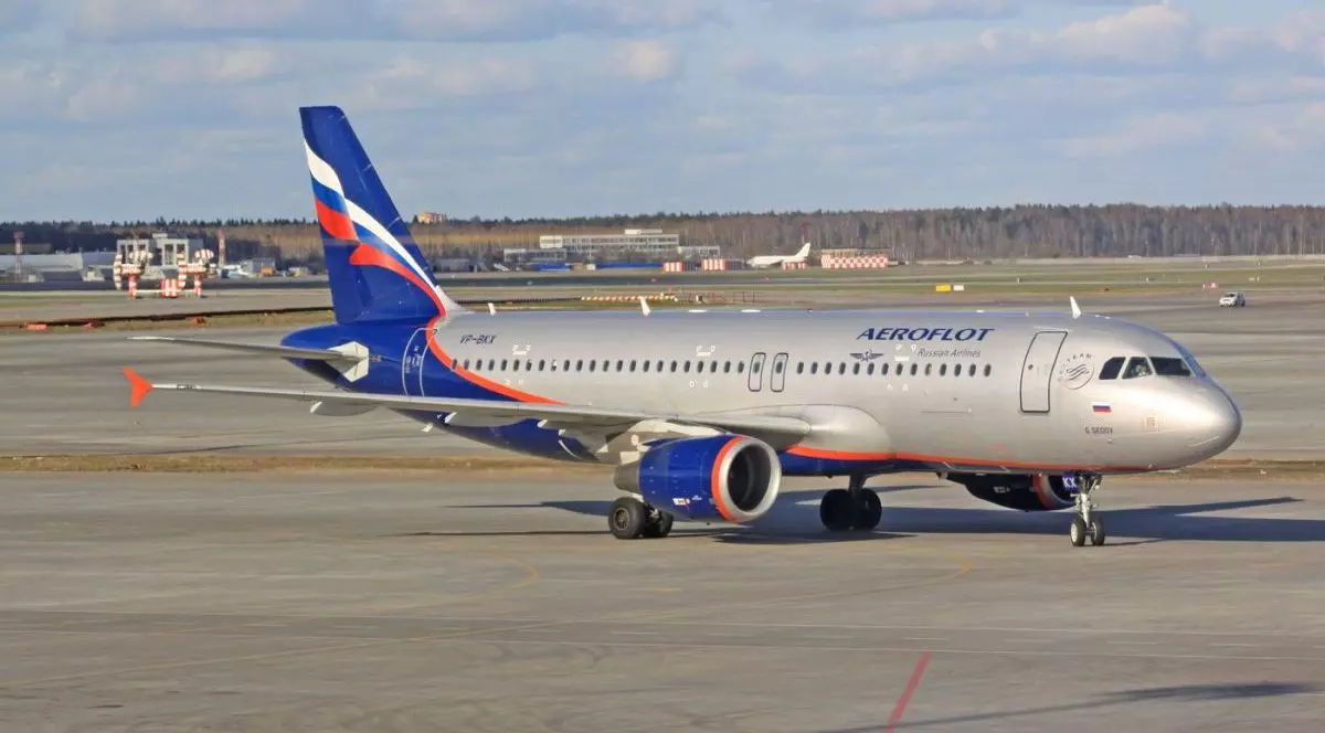 Un avion Aeroflot este la sol pe aeroportul Șeremetievo din Moscova, Rusia, iar în depărtare se vede o pădure