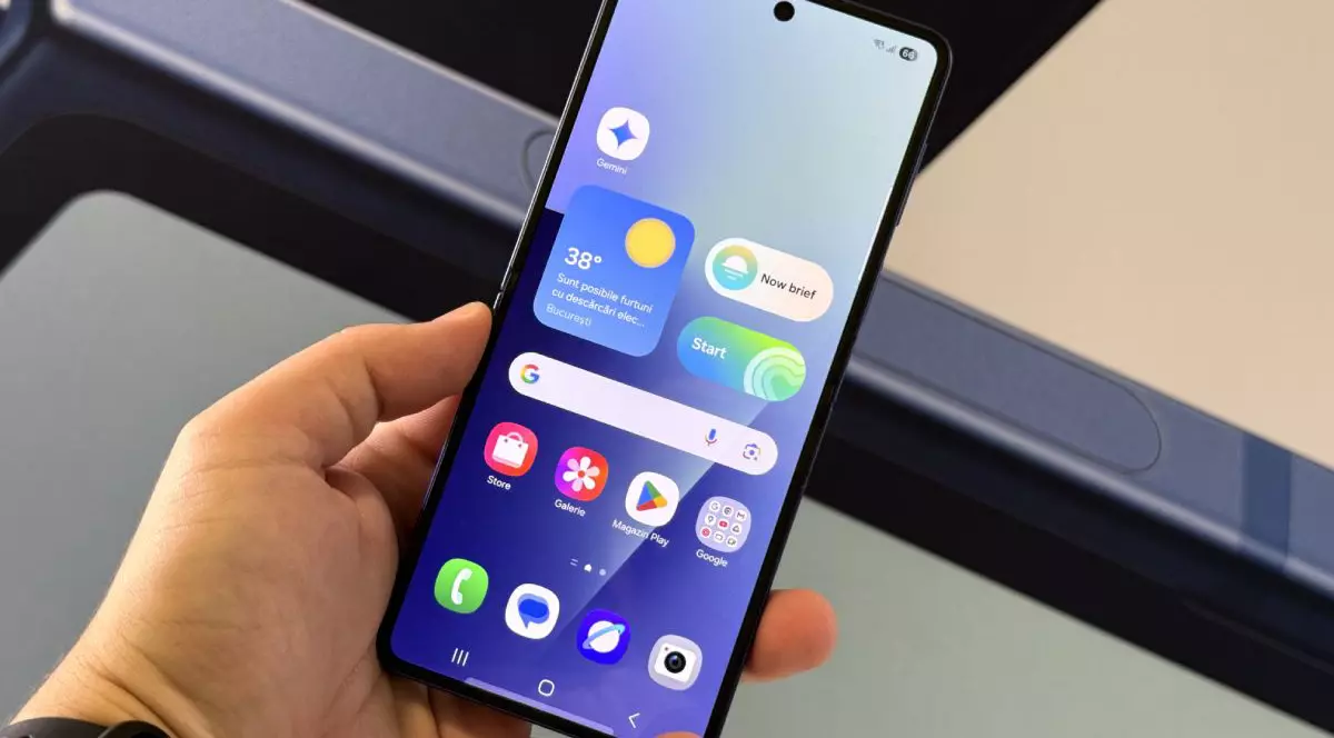 Un telefon Samsung Galaxy Z Fold7 în format pliat, ținut în mână în fața unui panou publicitar Samsung.