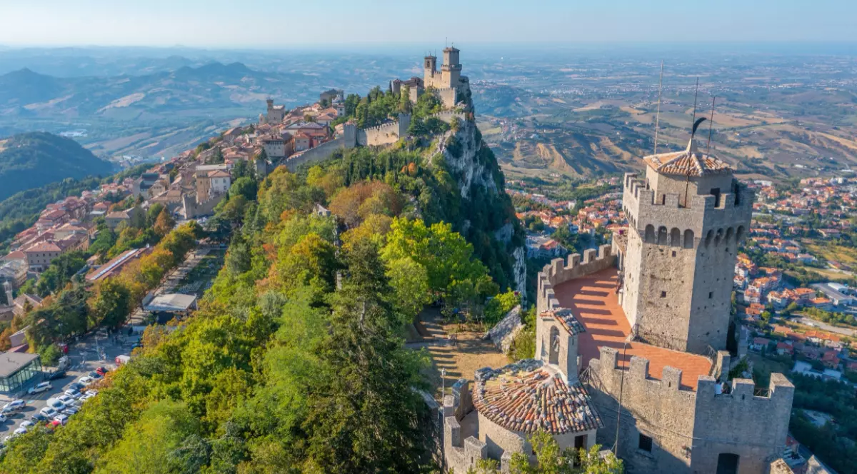 Vedere panoramică asupra turnurilor medievale din San Marino