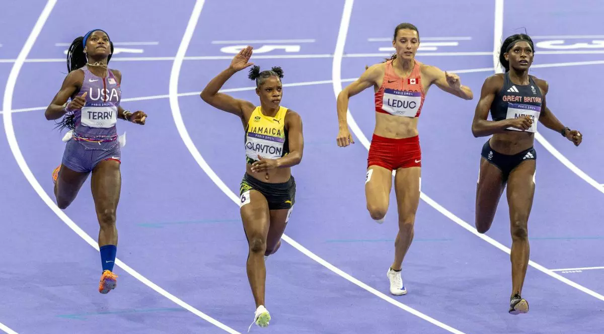 Daryll Neita din Marea Britanie, Audrey Leduc din Canada, Twanisha Terry din SUA și Tia Clayton din Jamaica concurează în semifinala feminină de 100 m, în a opta zi a Jocurilor Olimpice de la Paris 2024, pe Stade de France, pe 3 august 2024.