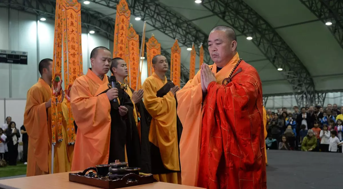 Shi Yongxin ține o slujbă de rugăciune pentru pace la un Festival Shaolin la Londra Foto: Profimedia