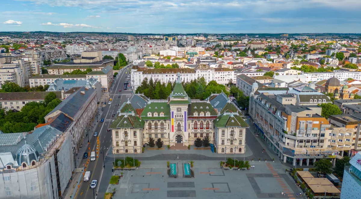 vedere aeriana a orasului Craiova cu aaplatula dministrativ in plan apropiat