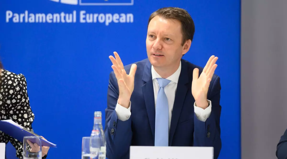 Siegfried Mureșan gesticulând în timp ce explică lucruri într-o ședință a Parlamentului European
