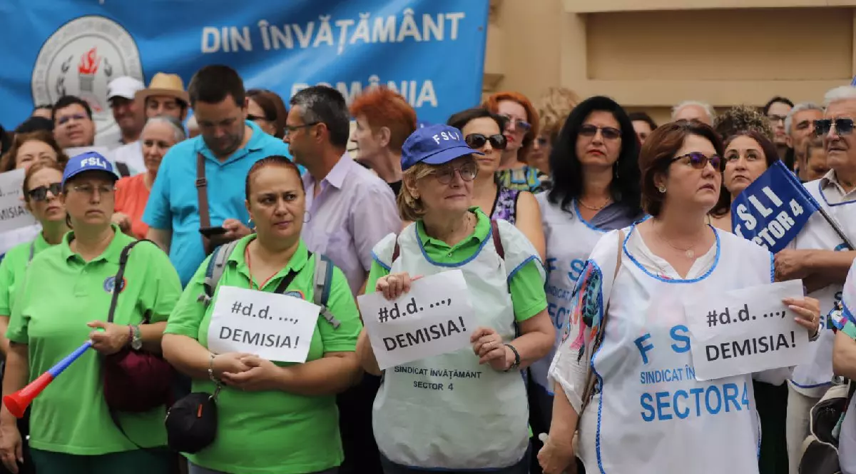 Mai mulți oameni protestează în fața Ministerului Educației - 30 iulie 2025