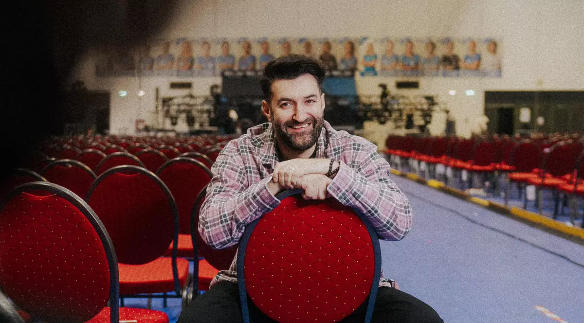 Imaginea cu Smiley și fiica Josephine de la filmările noului sezon „Vocea României” a făcut furori. Artistul a zis: „A venit să-mi ureze baftă”