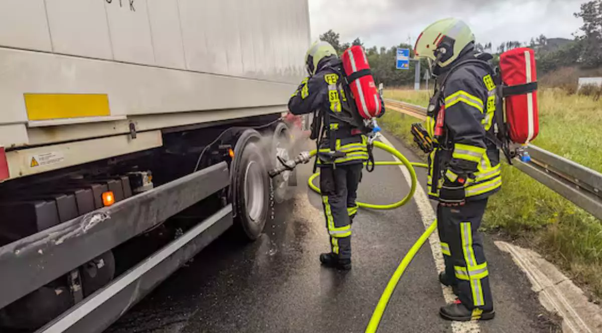 Pompierii intervin pentru stingerea unui incendiu izbucnit la TIR-ul implicat într-un accident în Olanda