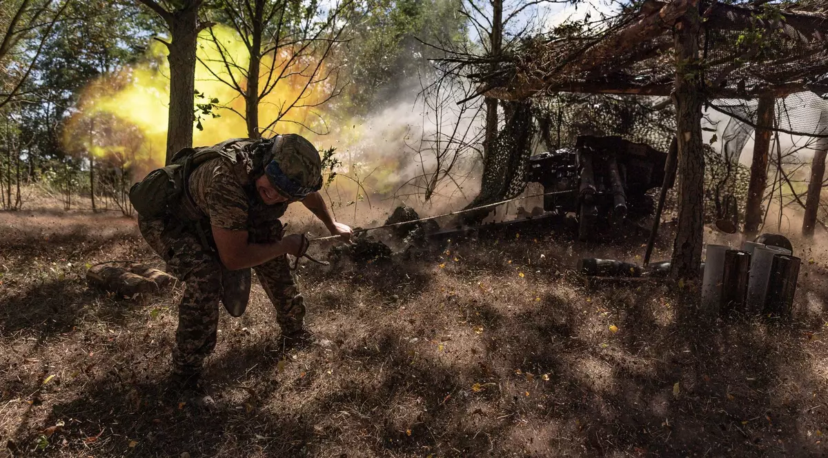 Imagine cu un soldat ucrainean care trage cu D-20 în direcția Torețk, Ucraina, 24 iulie 2025